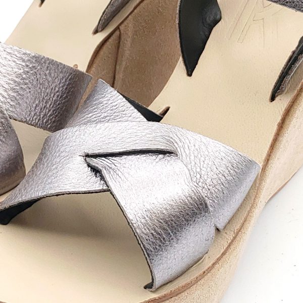 Sandali laminati incrocio zeppa