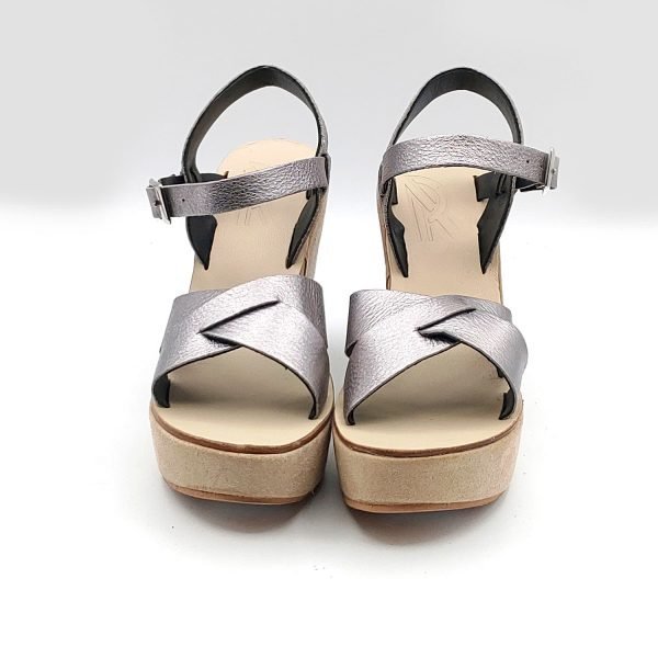 Sandali laminati incrocio zeppa