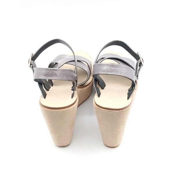 Sandali laminati incrocio zeppa