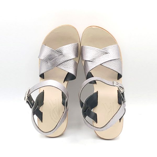 Sandali laminati incrocio zeppa