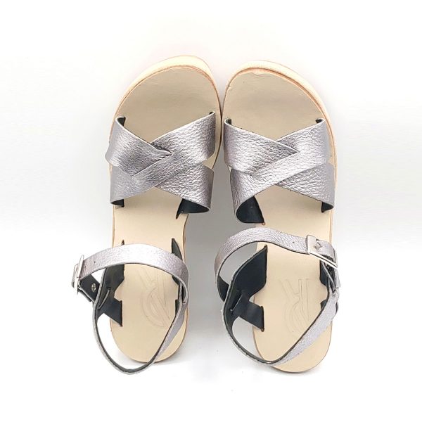 Sandali laminati incrocio zeppa