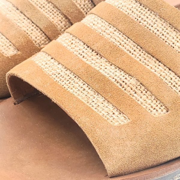 Sandali ciabatta ritaglio in dettaglio